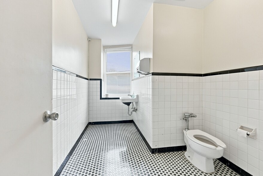 More Photos Of 3506 Memorial Ave, Lynchburg Office For Sale