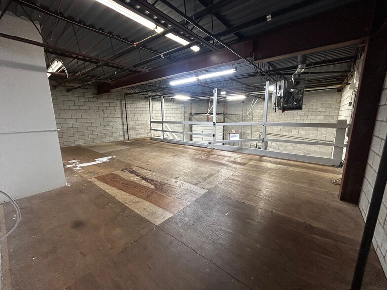 More Photos Of 1105 Crestlawn Dr, Mississauga Industrial For Lease