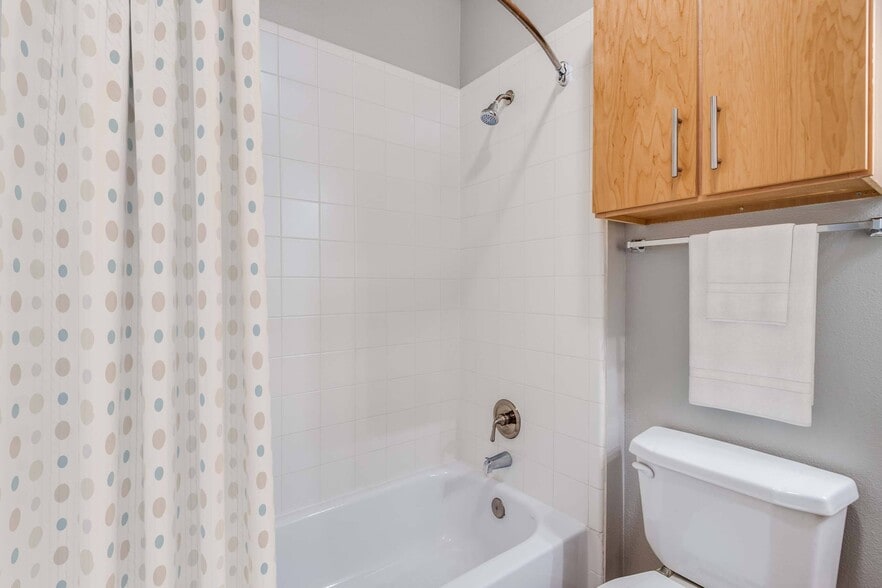 More Photos Of 12808 Queensbury Ln, Houston Apartments For Lease