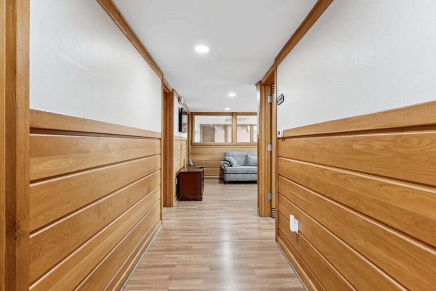 More Photos Of 506 College St W, Fayetteville Office For Sale