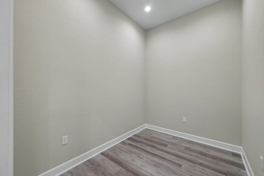 More Photos Of 625 Regal Row, Montgomery Medical For Lease
