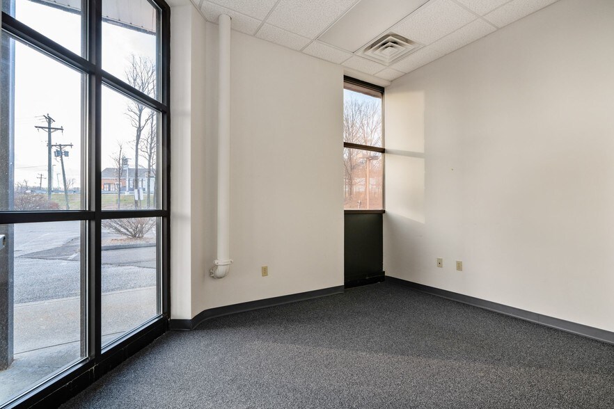 More Photos Of 117 Old State Rd, Brookfield Freestanding For Lease