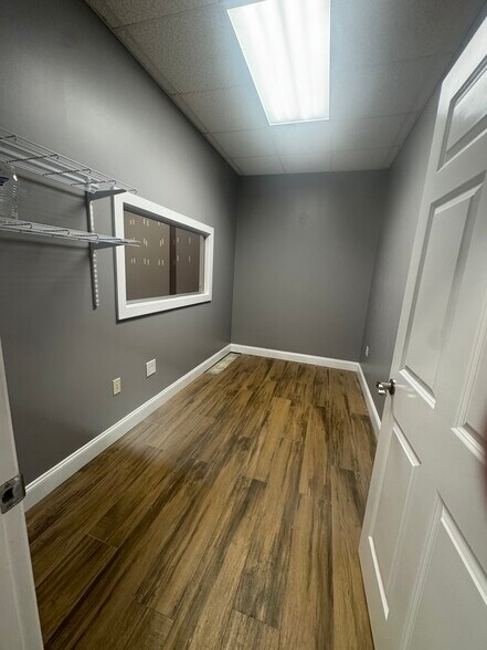 More Photos Of 53 Persimmon St, Bluffton Showroom For Lease