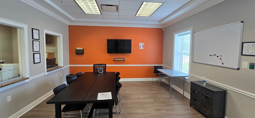More Photos Of 1307-1309 Providence Rd, Brandon Office For Lease
