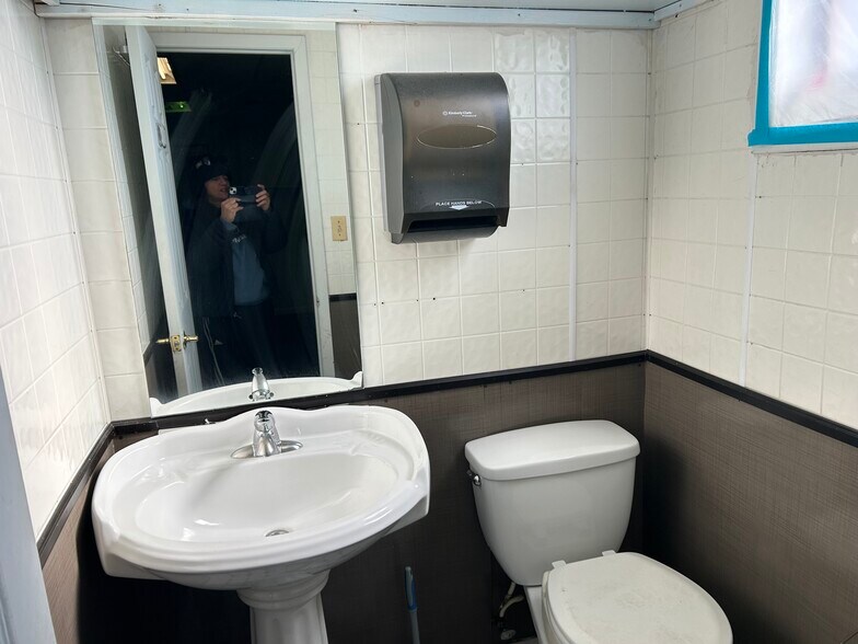 More Photos Of 3694 Horseblock Rd, Medford Storefront Retail Office For Lease