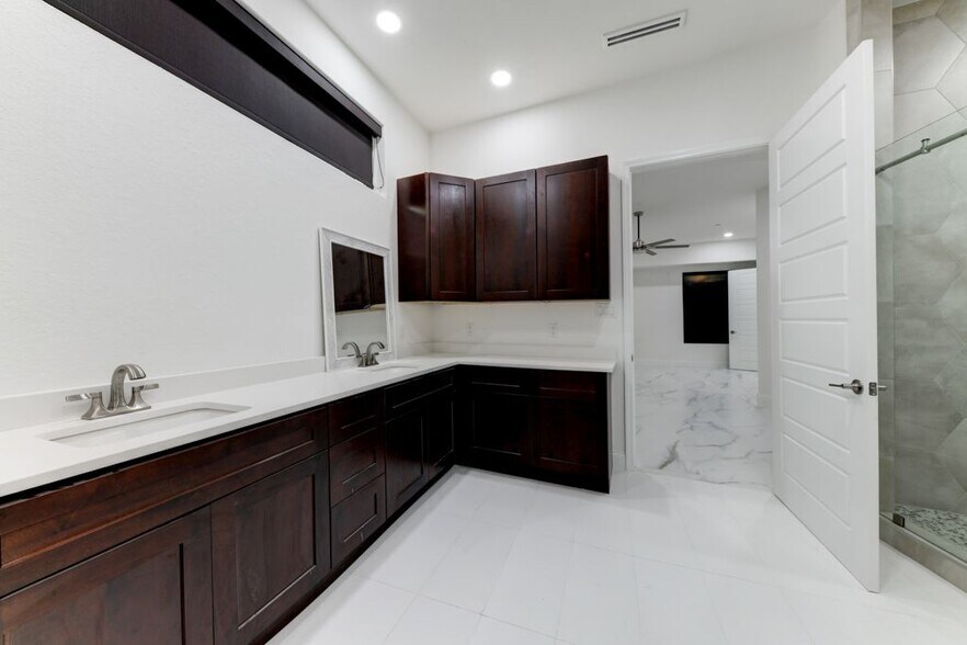 More Photos Of 727 E Park Ave, San Antonio Specialty For Sale