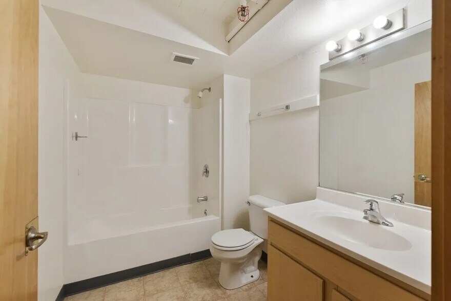 More Photos Of 2125 W Kilbourn Ave, Milwaukee Apartments For Sale