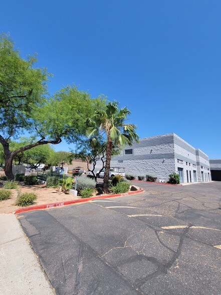 More Photos Of 7652 E Greenway Rd, Scottsdale Warehouse For Lease