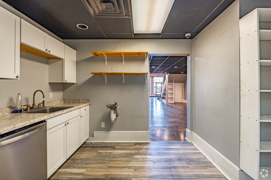 More Photos Of 4609-4637 Poplar Ave, Memphis Unknown For Lease