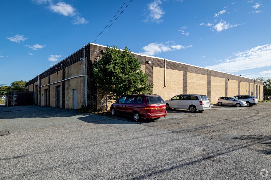 More Photos Of 7 Grand Blvd, Brentwood Warehouse For Lease