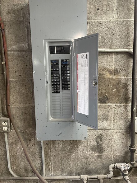 More Photos Of 631 Gratiot Ave, Saginaw Auto Repair For Sale