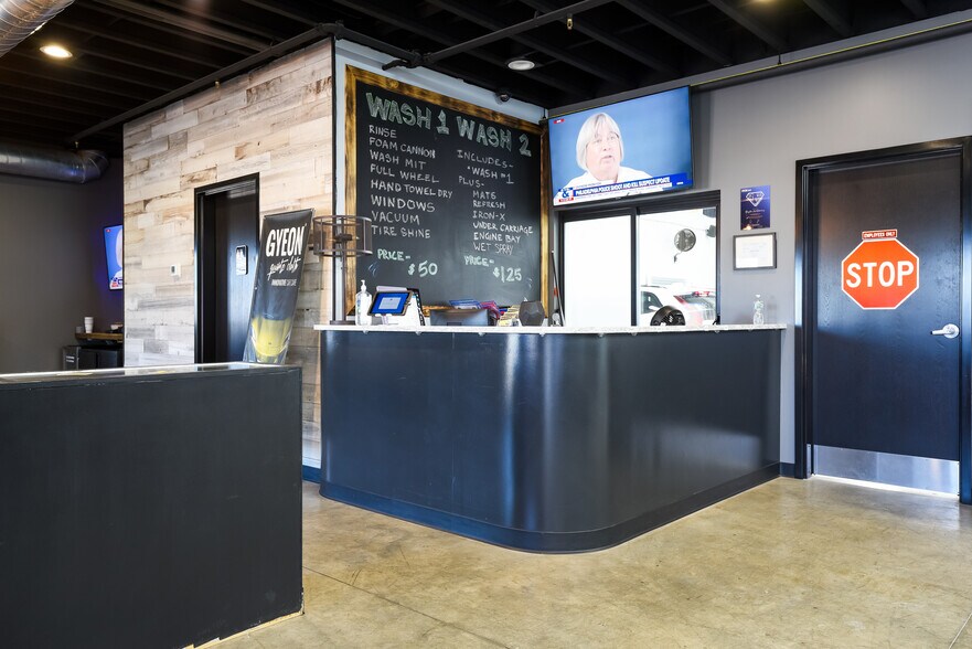 More Photos Of 2108-2260 Ferry Rd, Naperville Showroom For Sale