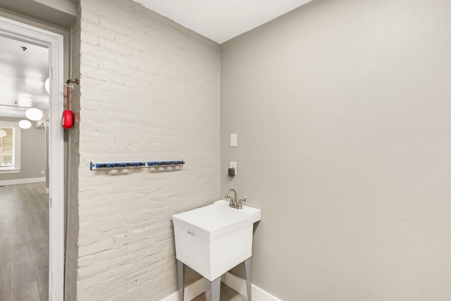 More Photos Of 1111-1123 D St, Sacramento Specialty For Sale