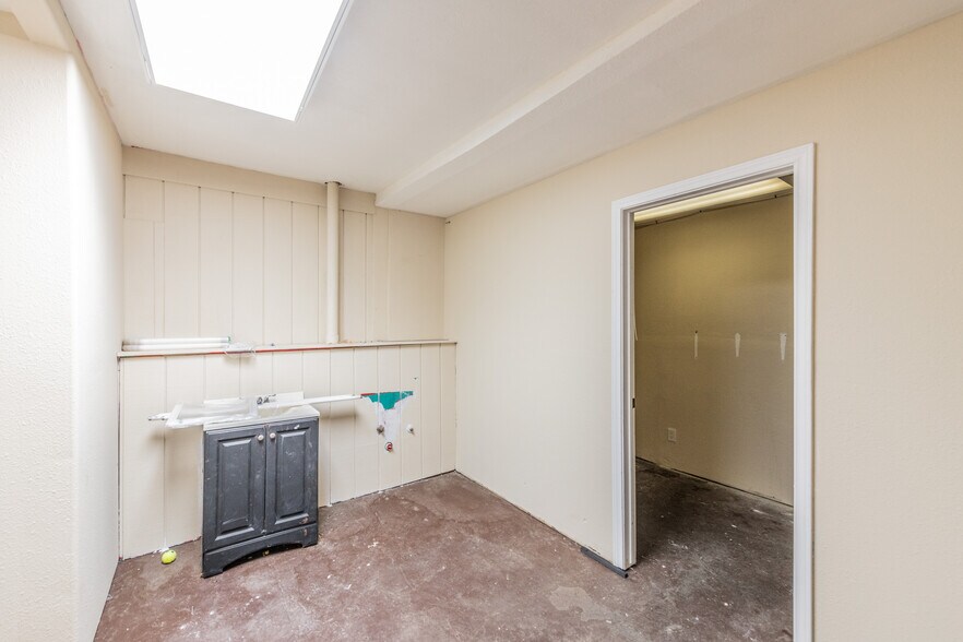 More Photos Of 1006 West Ave, San Antonio Freestanding For Lease