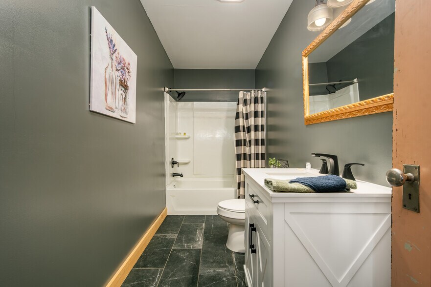 More Photos Of 541 Spruce St, Thomas Flex For Sale
