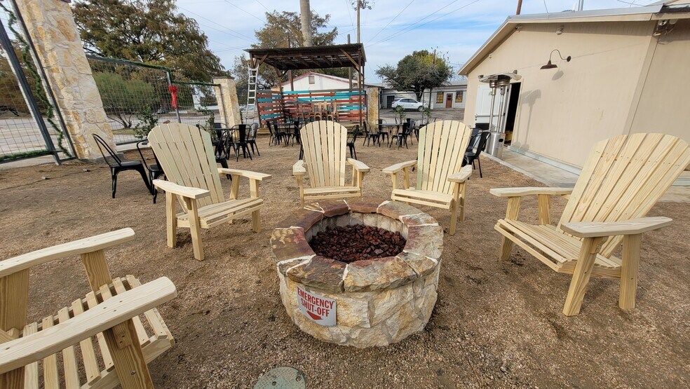 More Photos Of 1119 N Main St, Taylor Convenience Store For Sale