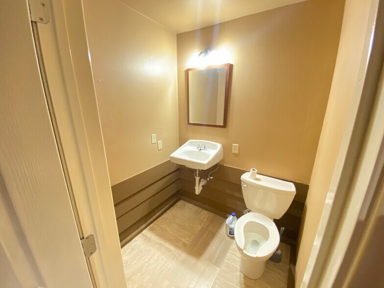 More Photos Of 7613 Greenswarth Ln, Houston Warehouse For Sale