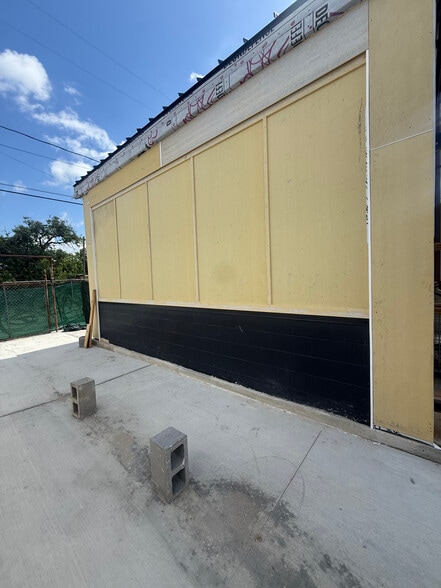 More Photos Of 1103 W Cavalcade St, Houston Industrial For Lease