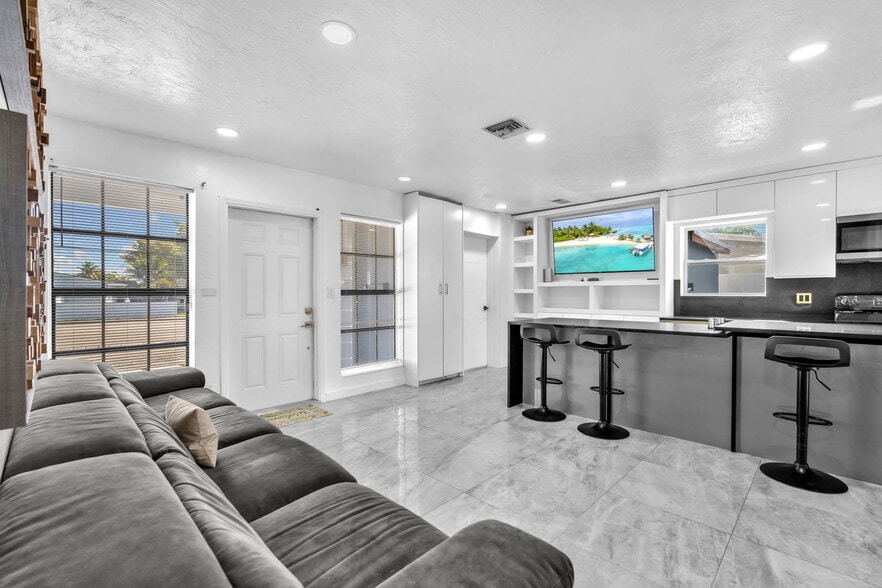 More Photos Of 7151 Taft St, Hollywood Office Residential For Sale