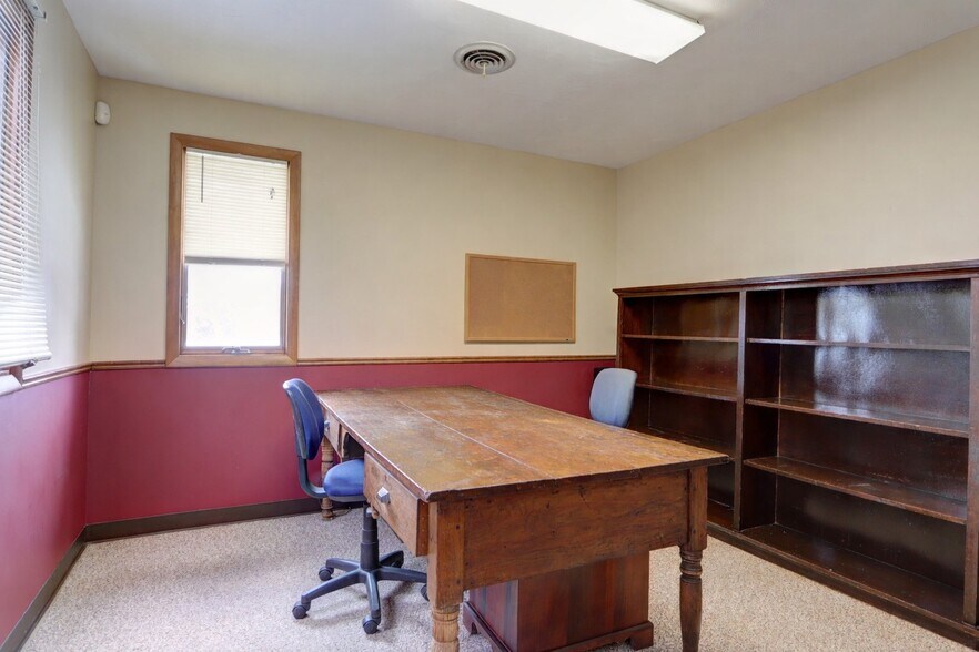 More Photos Of 762 Pre Emption Rd, Geneva Veterinarian Kennel For Sale