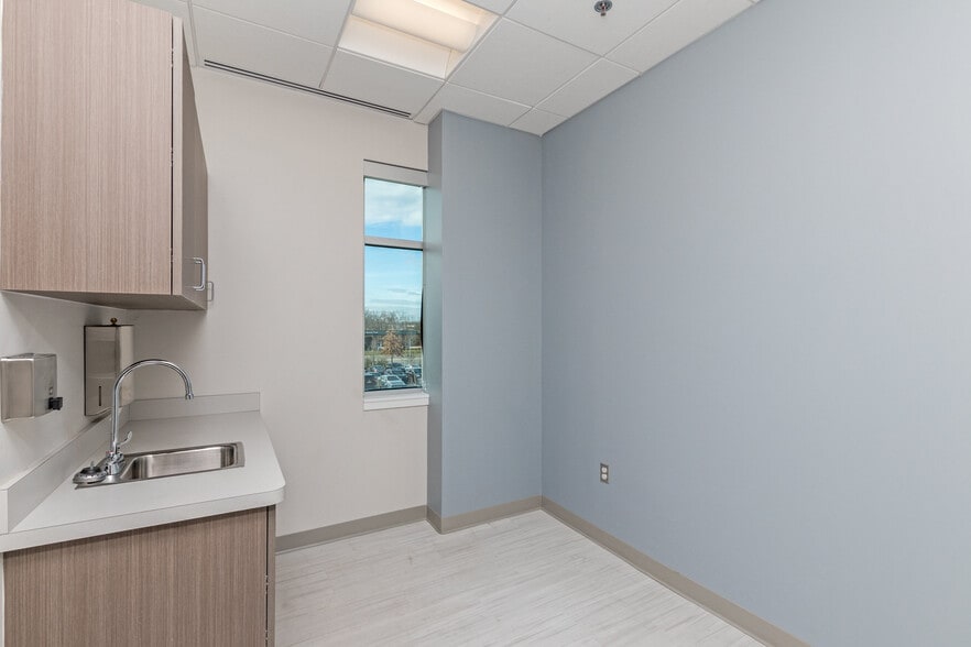 More Photos Of 24430 Stone Springs Blvd, Dulles Town Center Medical For Lease