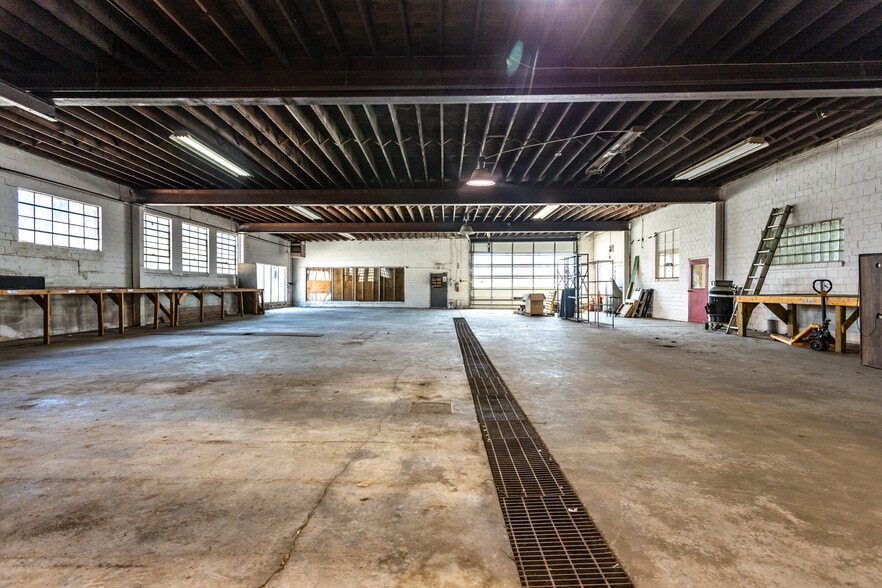 More Photos Of 2726 E Broadway, Alton Flex For Sale