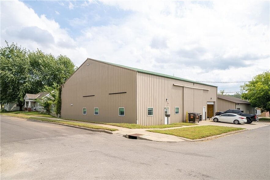 More Photos Of 1704 Center St, Saint Joseph Warehouse For Sale
