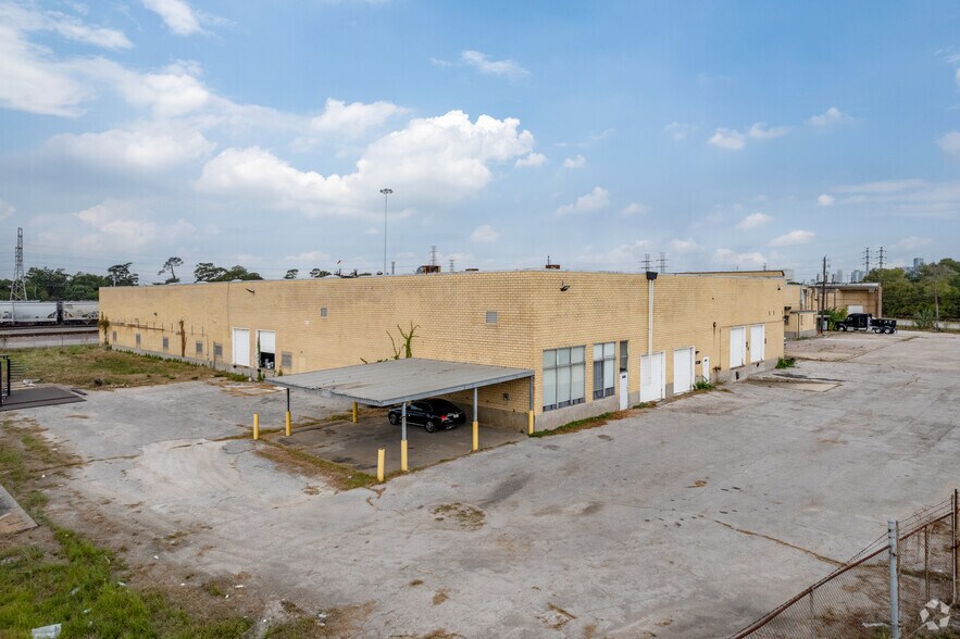 More Photos Of 2830 Produce Row, Houston Manufacturing For Lease