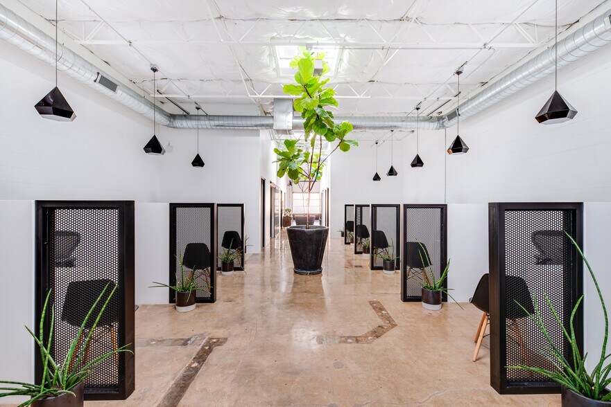 More Photos Of 2292 Vantage St, Dallas Showroom For Sale