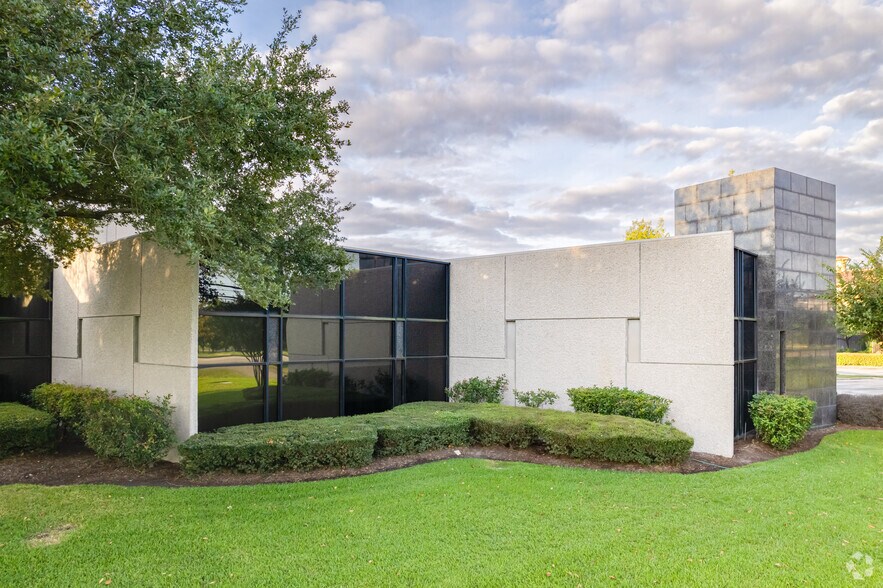 More Photos Of 7055 Old Katy Rd, Houston Showroom For Lease