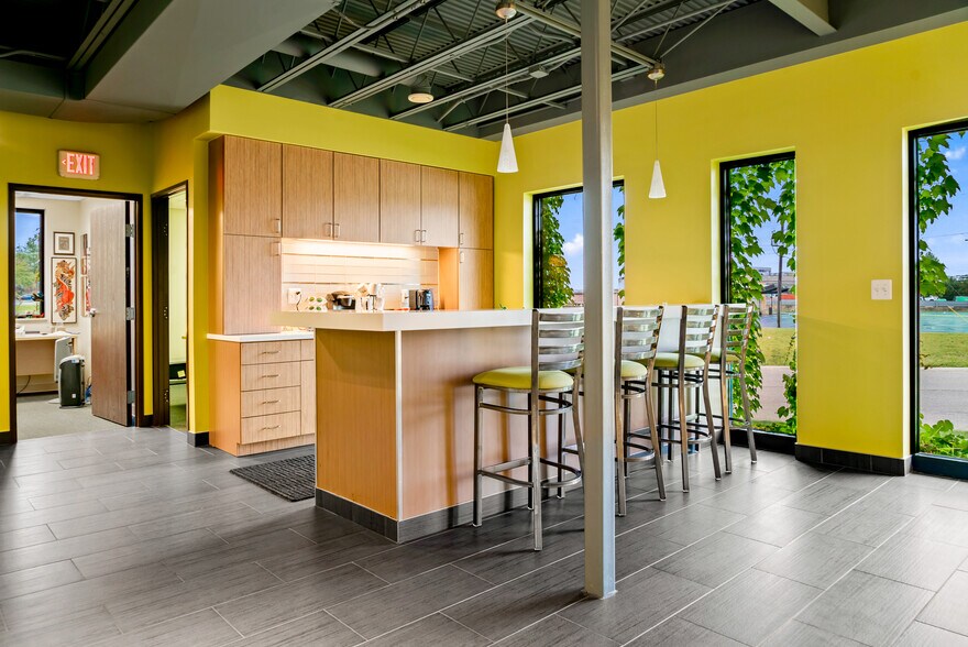 More Photos Of 210 W Tienken Rd, Rochester Hills Medical For Lease