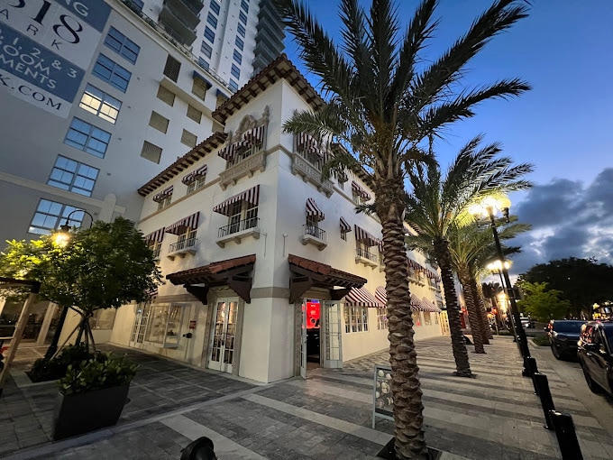 More Photos Of 1820 Hollywood Blvd, Hollywood Restaurant For Lease