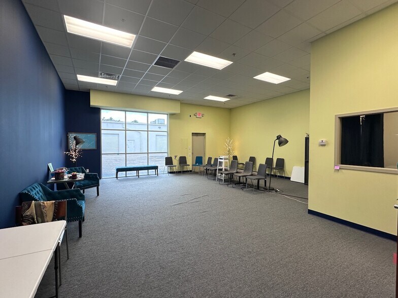 More Photos Of 8810 Commodity Cir, Orlando Showroom For Lease