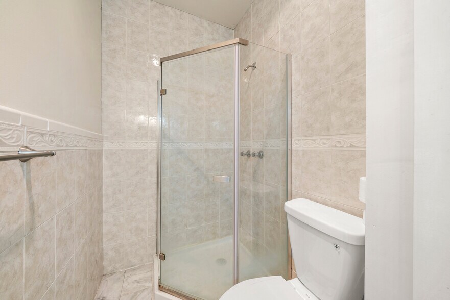 More Photos Of 2083 Center Ave, Fort Lee Medical For Lease