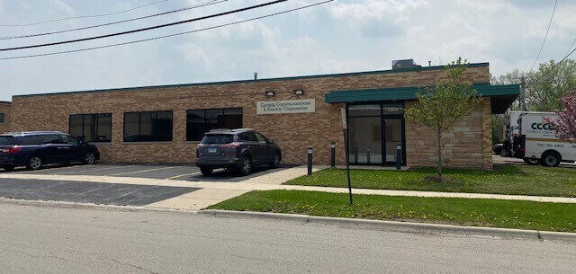 More Photos Of 2600 W 23rd St, Broadview Flex For Lease