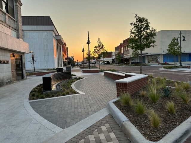 More Photos Of 231 W Main St, Denison Office For Lease