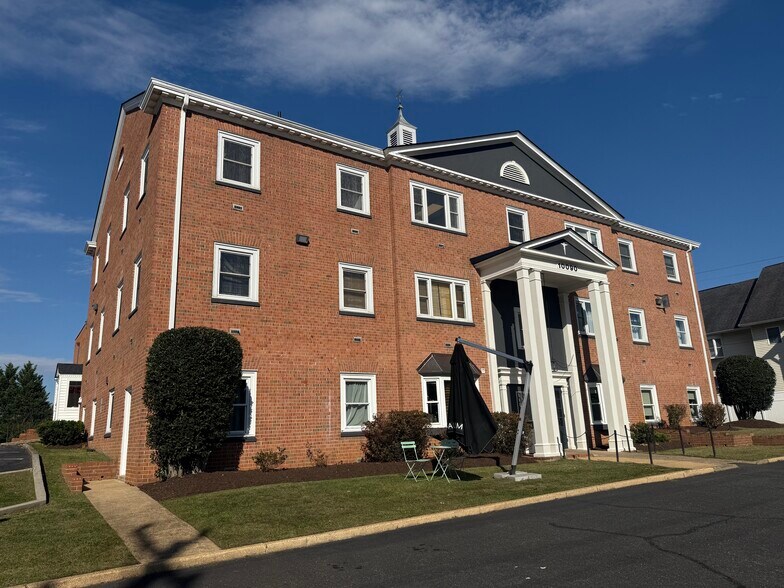 Primary Photo Of 10090 Main St, Fairfax Office For Lease