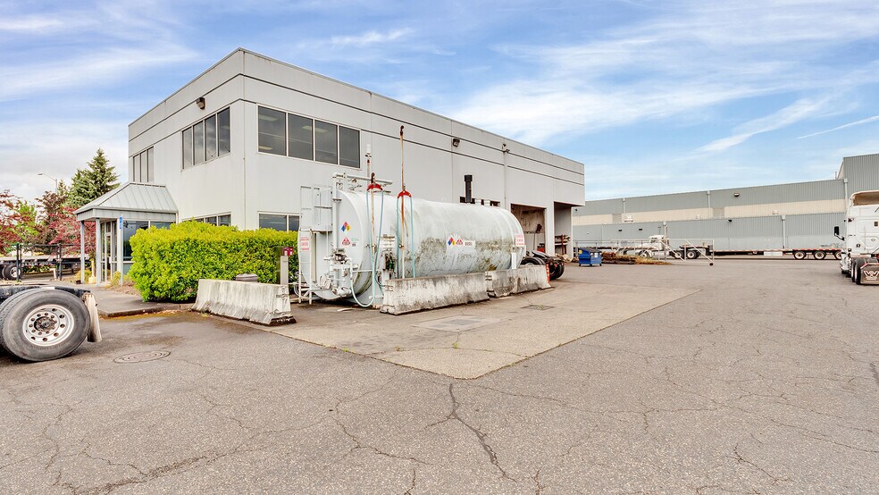 More Photos Of 7025 N Leadbetter Rd, Portland Service For Lease