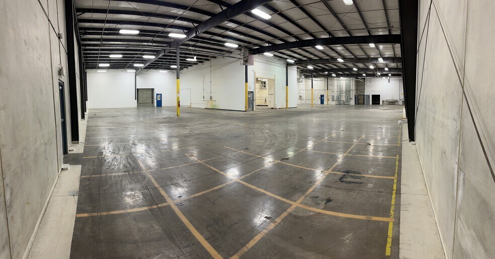 More Photos Of 2111 E 17th St, Des Moines Warehouse For Sale