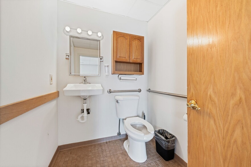 More Photos Of 28916 Euclid Ave, Wickliffe Office For Sale