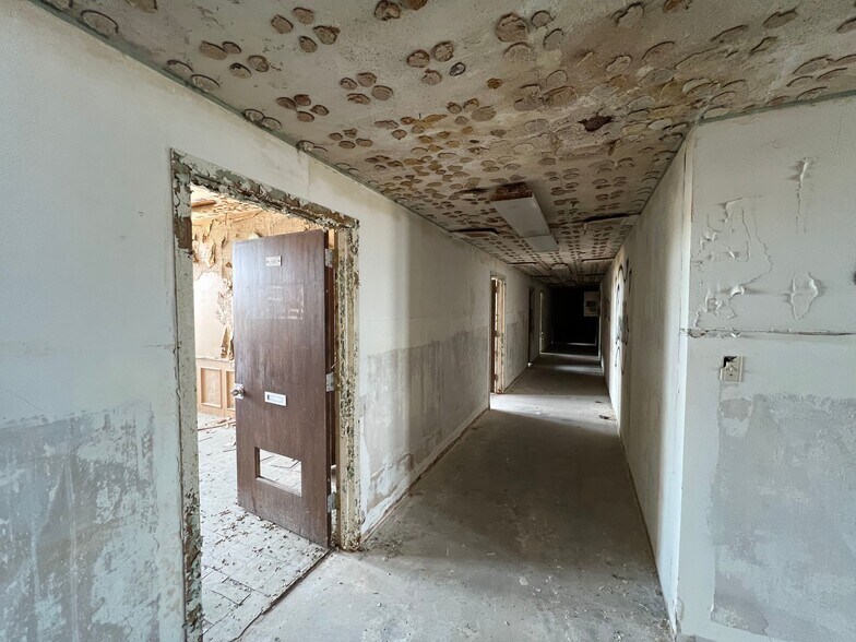 More Photos Of 100 N Main St, Corsicana Office Residential For Sale