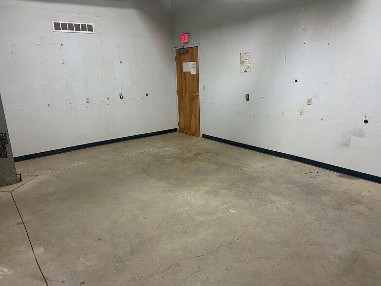 More Photos Of 30B Post Rd, Colonie Warehouse For Lease