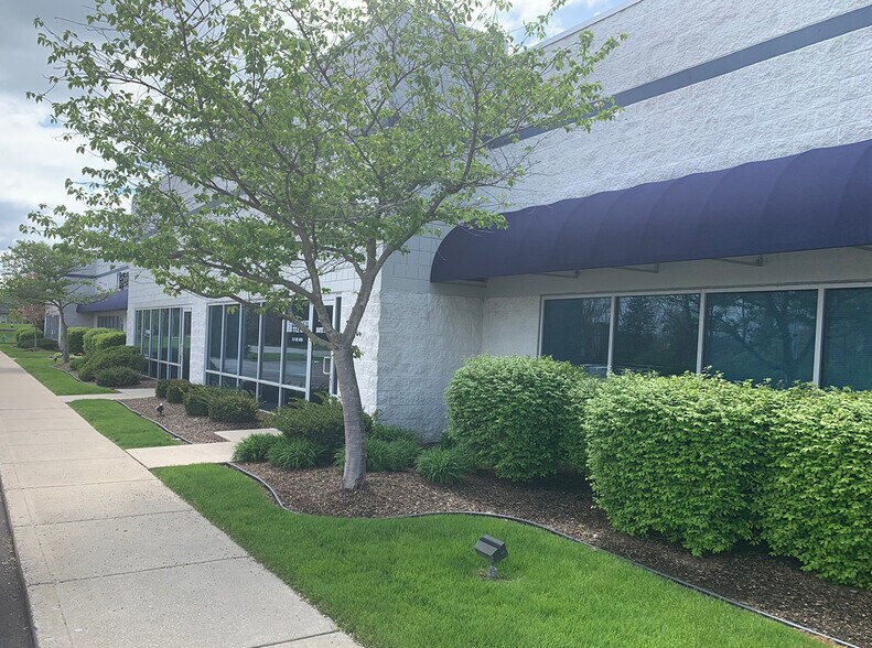 More Photos Of 10022 Lantern Rd, Fishers Flex For Sale