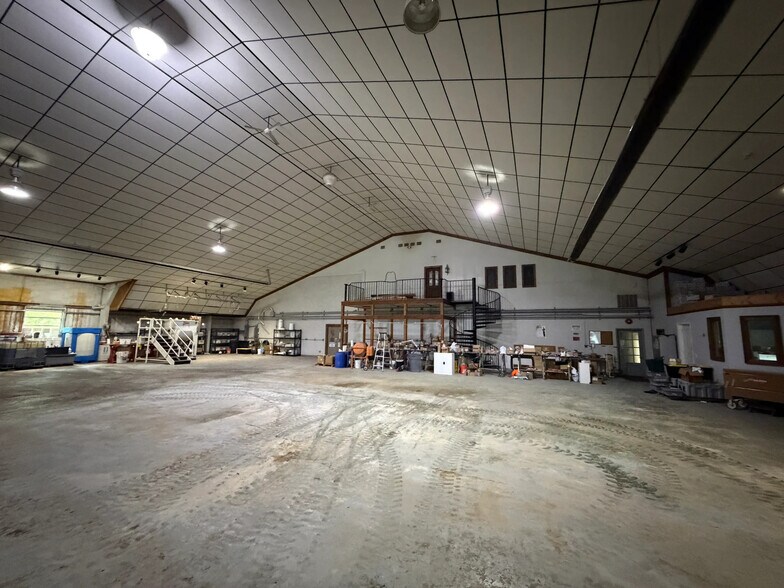 More Photos Of 27013 E Lillian St, Hebron Warehouse For Sale