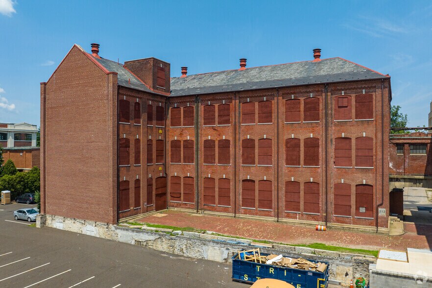 More Photos Of 2275 Bridge St, Philadelphia Unknown For Lease