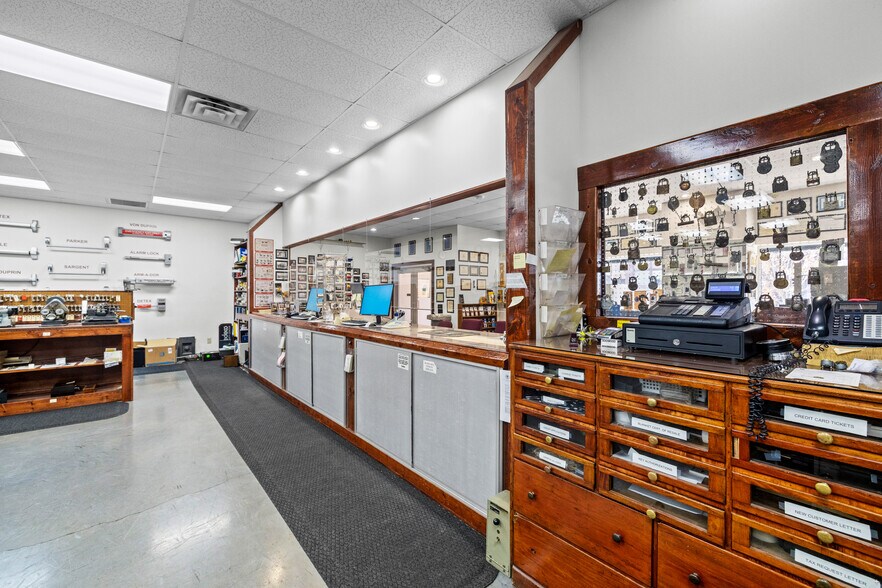 More Photos Of 622 N Central St, Knoxville General Retail For Sale