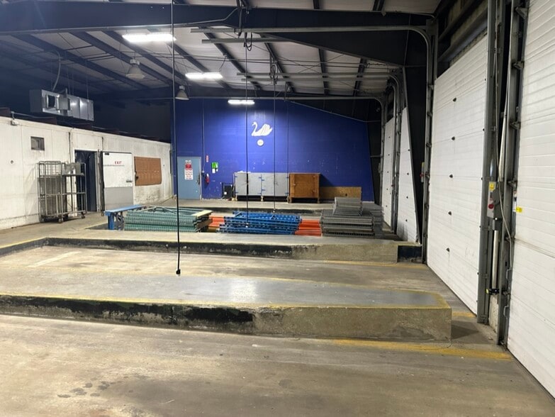 More Photos Of 802 Hickory St, Mahomet Warehouse For Lease