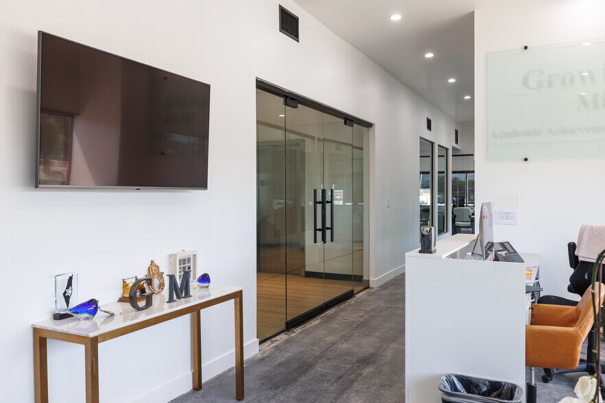 More Photos Of 22801 Ventura Blvd, Woodland Hills Office For Lease