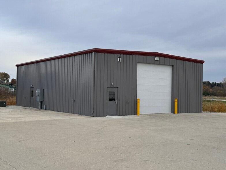 More Photos Of N643 Boulder Rd, Watertown Distribution For Sale