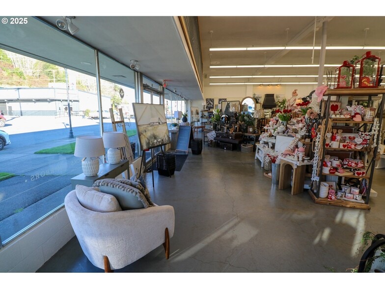 More Photos Of 790 N Bayshore Dr, Coos Bay Freestanding For Sale